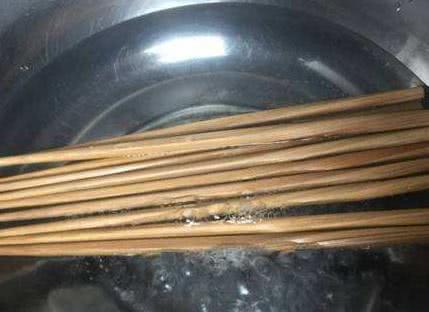 Washing chopsticks with water is dirtier than not washing them at all. teach you 2 tricks to wash chopsticks is really clean.