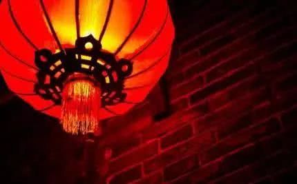 The old man said that if the front door is not lit, the backyard is not lit, and the family style is a bright lamp.