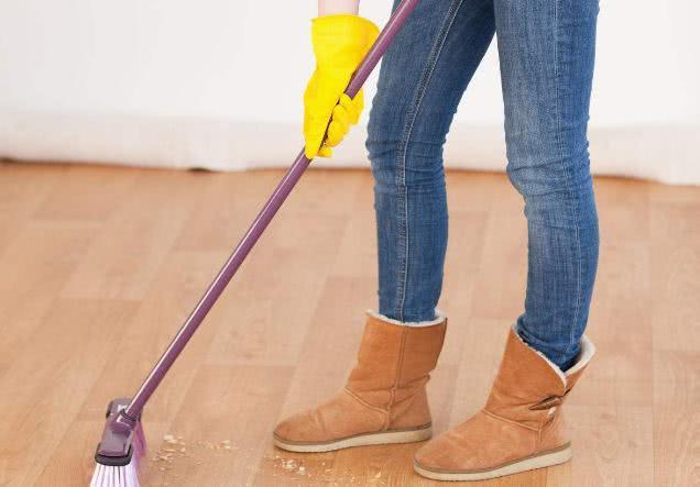 Is the floor greasy at home? Don't just use a mop to clean the floor with a little something as bright as new