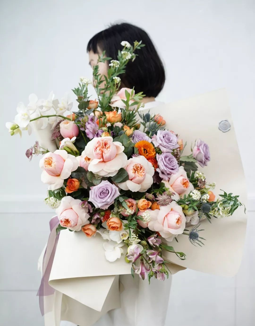 She opened a flower shop in the messy wholesale market. Passers-by were dumbfounded.