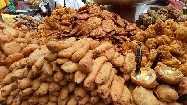 Indian street food is very creative, and the bread has t horns on it. It's interesting.