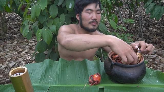 After the man survived in the wild and caught 30 crabs, he began to eat at the scene and made people hungry.