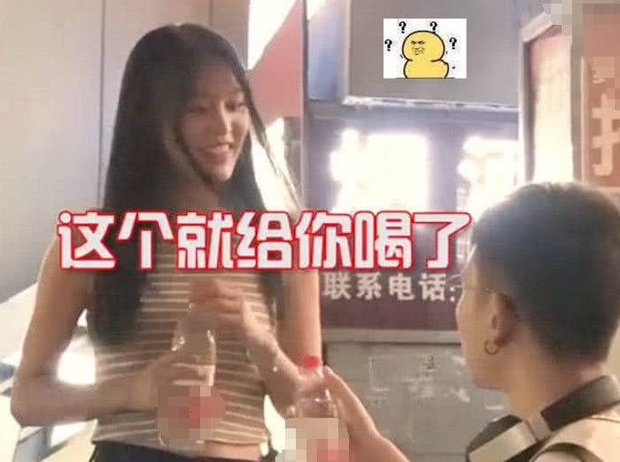 The little sister gave the passers-by a sip of warm-hearted water, but the little brother responded by asking for 50 yuan.