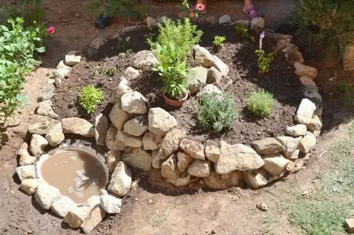 The eight advantages of making a spiral flower tower in the yard have become the brightest plant landscape in the home.