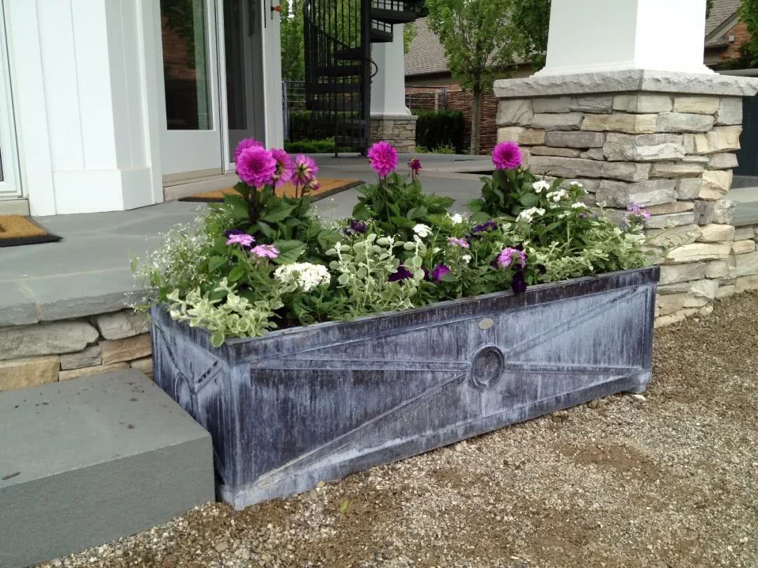 10 movable flower beds, large potted plants that can be moved at will.