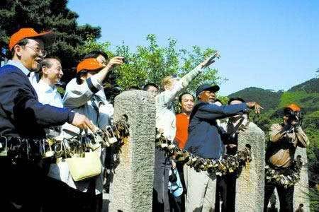 The Huangshan pine named by Annan in 2006 is now specially protected in the shape of an umbrella