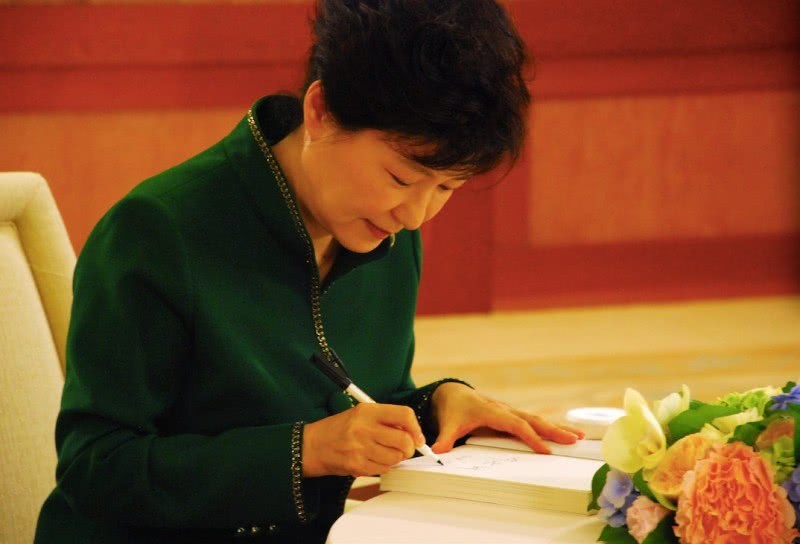 South Korean President Park Geun-hye: the hibiscus blooming in despair will come out one day