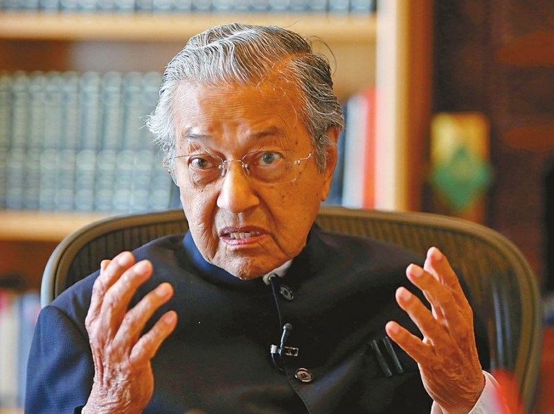 Mahathir and Sidi's rich girls fell in love with poor boys, but met with strong opposition.