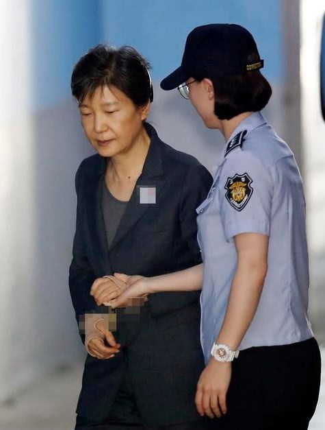 Before the age of 66, South Korean President park geun-hye was sentenced to 25 years: What is the deep reason for being impeached and ousted?