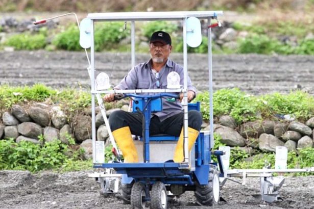 Solar seeding car is super strong! Fuel-free zero-carbon row, sitting without basking in the sun, can cultivate four hectares a day