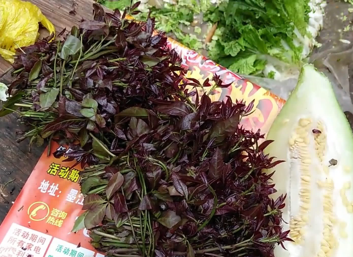 This wild vegetable sells for 10 yuan a handful and is nutritious and similar to ginseng is a good medicine for dispelling rheumatism.