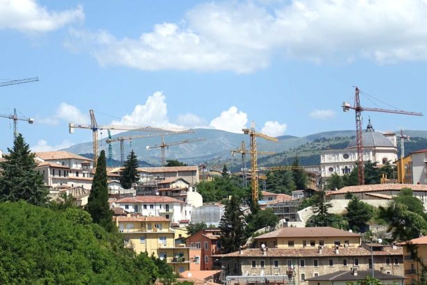 Why is the ancient city of Italy always full of charm? Historic plastic surgery rooms grow from the ruins, and people insist on guarding history.