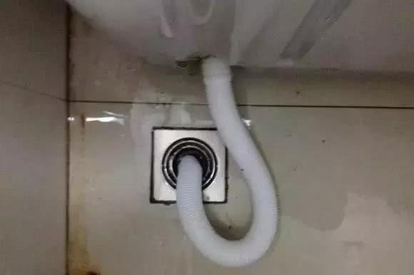 The fellow scholar decorated and inserted the drain pipe of the washing machine in this room. Soon after the check-in, the floor knocked and reinstalled.