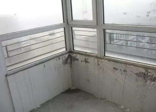 Is the balcony leaking after the heavy rain? Do a little trick here to stop the water and make it harder to seep.