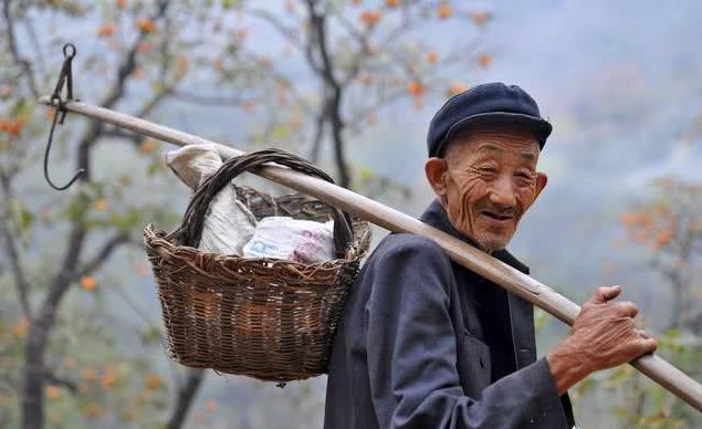 It is sad for an old farmer to spend only 70 yuan a month on living expenses.