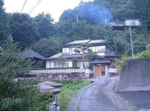 Why do Japanese decorations never use ceramic tiles? It's not just the earthquake. You may not believe it.