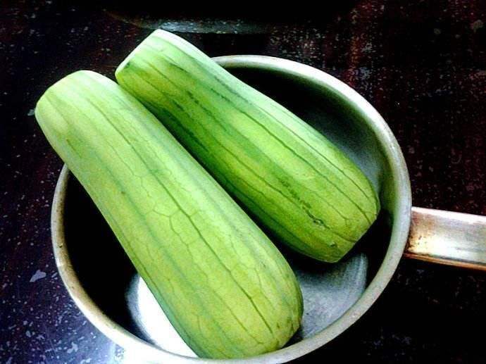 Towel gourd pulp is dried and covered with a layer of flowers raised outside the flowerpot. They are no longer afraid of cold in winter.