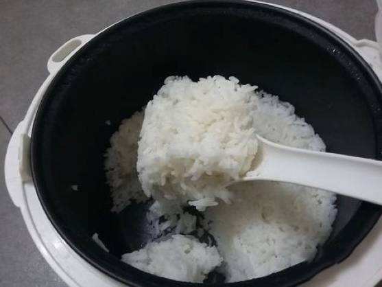 The rice cooker has been used for so long. No wonder this place has never been wiped. No wonder it is getting harder and harder to use.