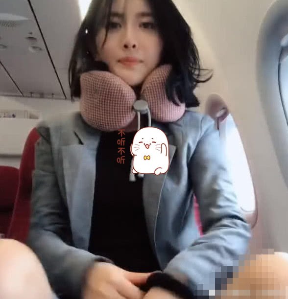 The little sister shot Douyin on the plane and played with various postures to attract attention, but she betrayed her gender.