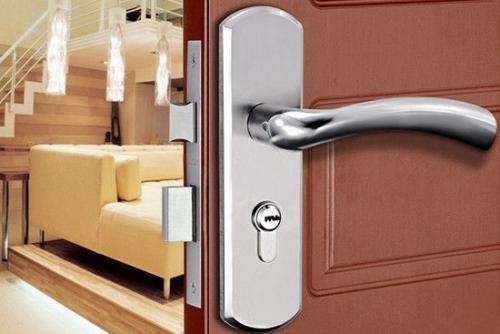 The key to the door lock is inserted vertically. No matter how much the thief can't pry it open, it really helps to prevent the thief.