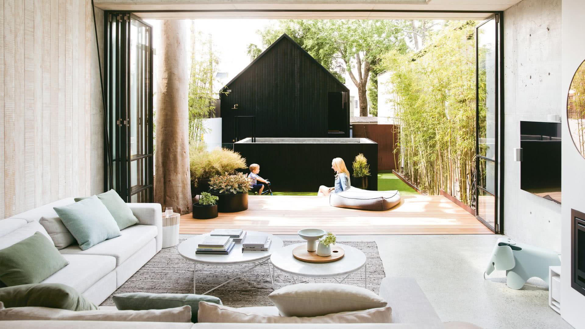 14 hardcover courtyards sit on the porch holding a cup of tea to calm down