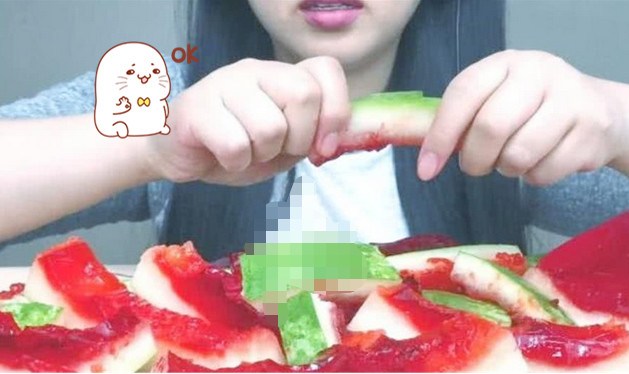 The beautiful little sister was stunned by the shining scene after eating watermelon in live broadcast.