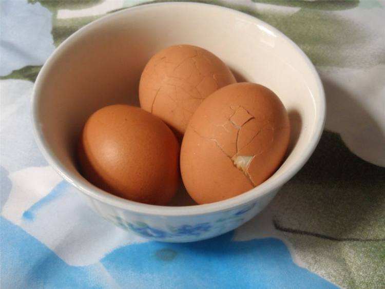 Do boiled egg always boil eggs? Make a small gesture to boil an egg that is intact and easy to peel.