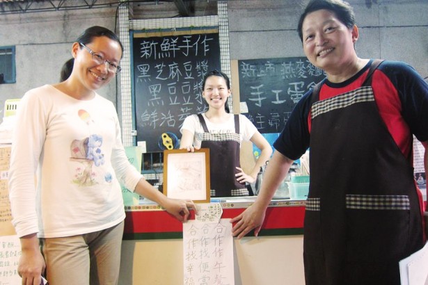 The breakfast restaurant under the tree is full of human feelings in the community with non-basic ingredients.