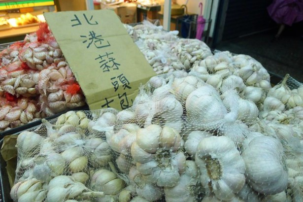 The joint efforts of disk merchants to depress the price of garlic and the depressed price of garlic, the government treats the symptoms but not the root causes.