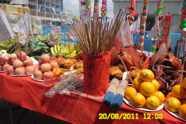 Dialogue between two generations of wives: environmental protection, diet and customs