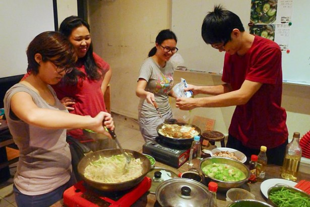 The abandoned dormitory becomes the cooking foot, and the students taught in the north of the country have enough to cook for themselves.