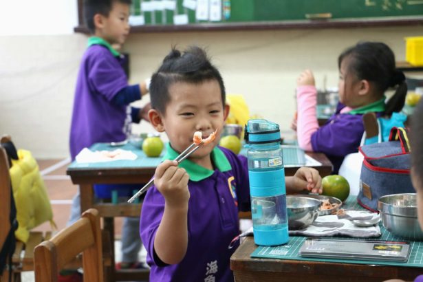 Let the child learn to eat fish with spines! Yue Ming Primary School combines the rising marine fish-eating education, learning to peel shrimp and eating crabs.