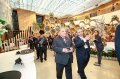 The first foreign head of state visits President Bonoru and his wife to listen to the voice of the flowers.