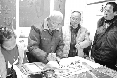 The old man held a book exhibition 35 meters long and shocked the villagers