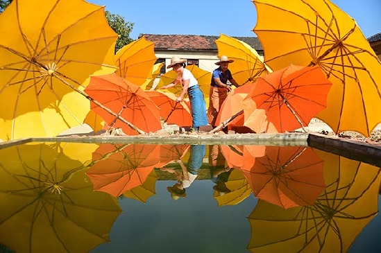 Without relying on the umbrella craftsman, the couple are industrious to get rid of poverty.