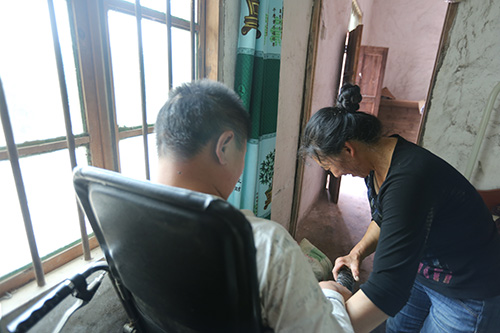 Chongqing: Chen Tianqun, a low-income household, treat