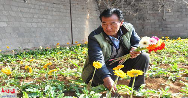 Li Jianjun, a florist, is happy to say that he works hard and becomes rich.