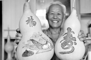 Shen Ze 70-year-old Wang Zhankui is good at pyrography on gourd