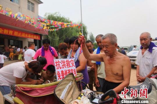 Baoding 66-year-old volunteer repairs electrical appliances in Xingtai disaster area