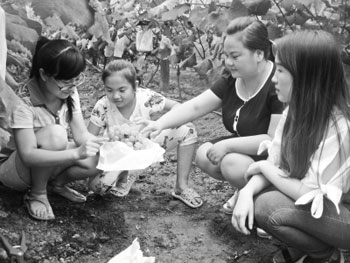 Female college students have great tricks for selling grapes in moments.