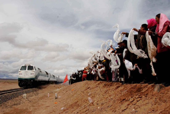 The people still smile in the snow area after the opening of the Qinghai-Tibet Railway for 10 years.