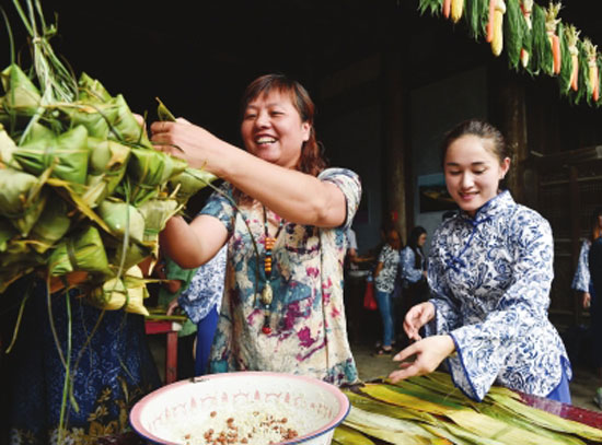 Fujian dumpling contest is favored by visitors to the Dragon Boat Festival