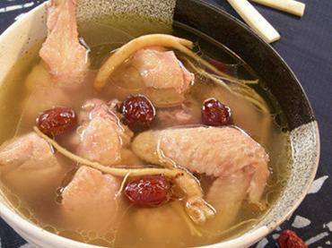 The practice of boiling Chicken Soup with American Ginseng and Red Jujube