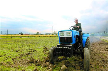 Foreigners are listening to the secret of a bumper harvest in Shanghai.