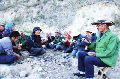 The Wealth of strong Women in the depths of the Dingxi Mountains in Gansu Province