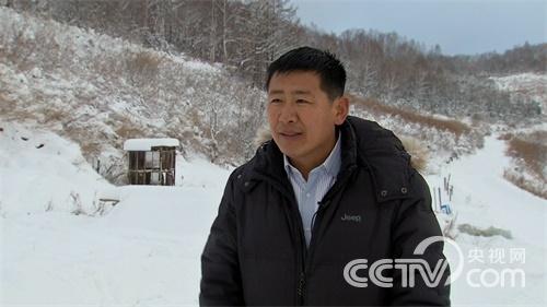 Lin Hai fights wild boar in snow plain
