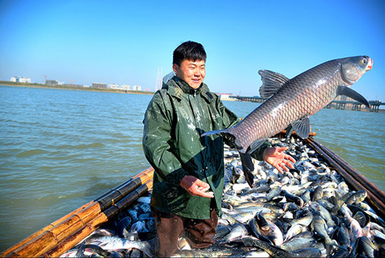 Fresh fish caught and snapped up in Saicheng Lake, Jiujiang, Jiangxi Province.