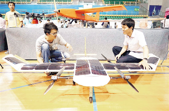 Gan shows innovative wings and college students' dream of flying.