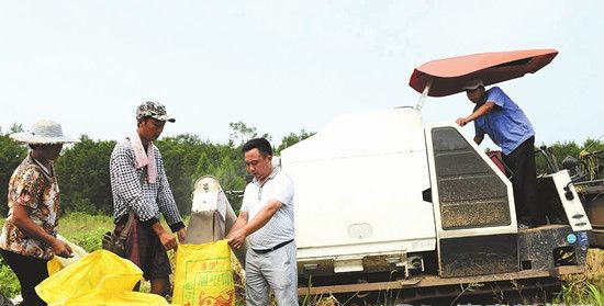 A foreman in Nanchong changed his career when a farmer went to the fields in a car.