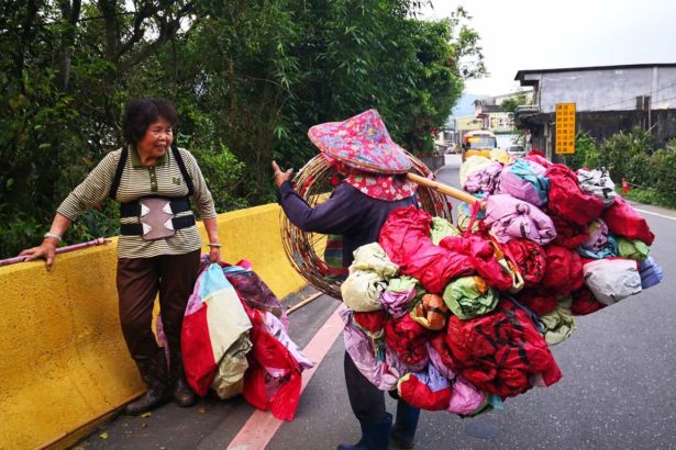 You expect the sky lantern to rise, and they pray that it falls on the real daily life of Pingxi, the oldest town in │.